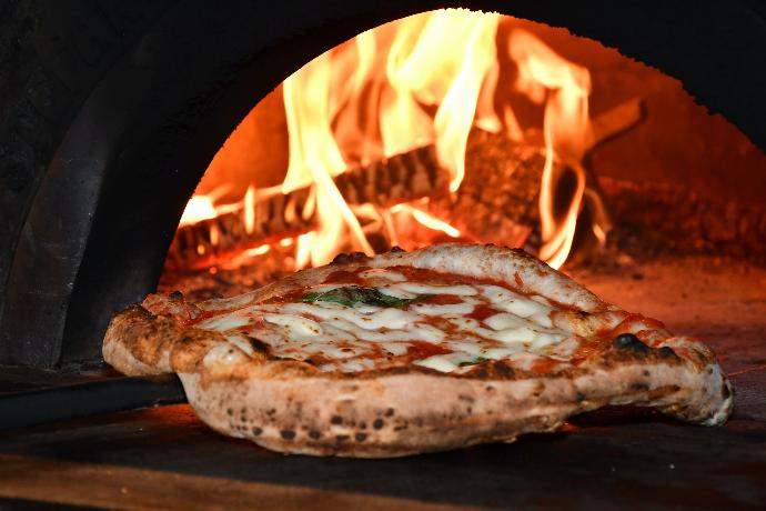 Une pizza au feu de bois Une pizza au feu de bois